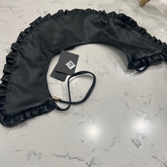 New!!! STEVE MADDEN
Women's Ruffle-Trim Faux Leather Collar - Picture 3 of 4